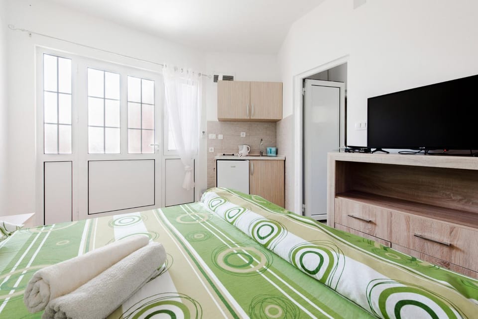 TV and multimedia, Kitchen or kitchenette, Living room, Photo of the whole room, Bedroom