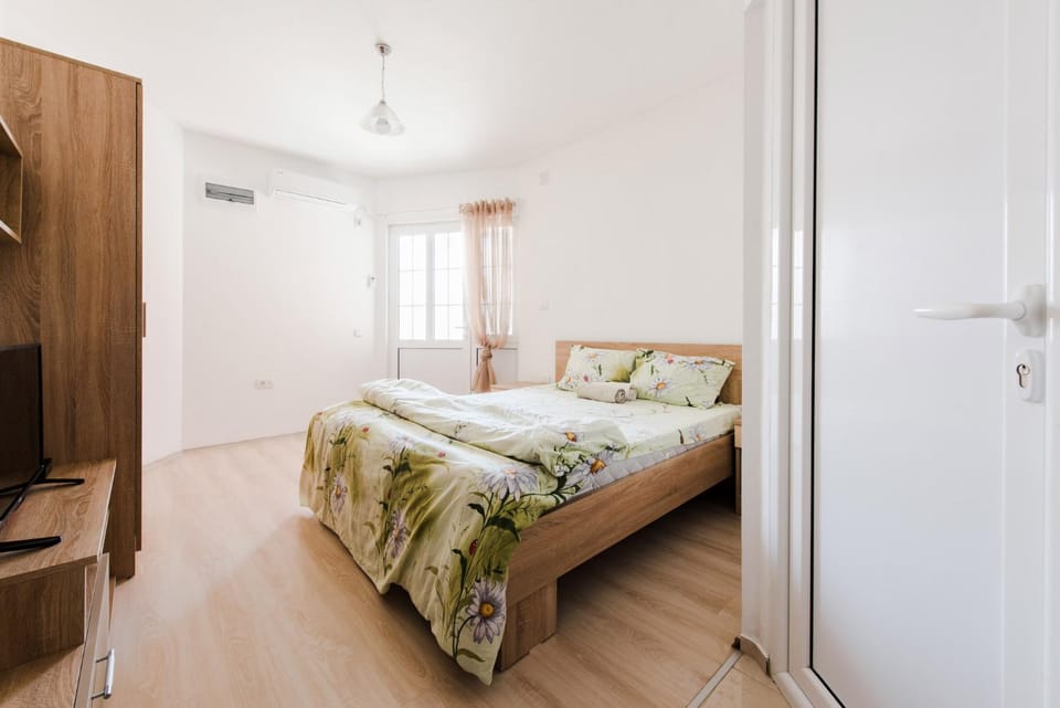 TV and multimedia, Living room, Photo of the whole room, Bedroom