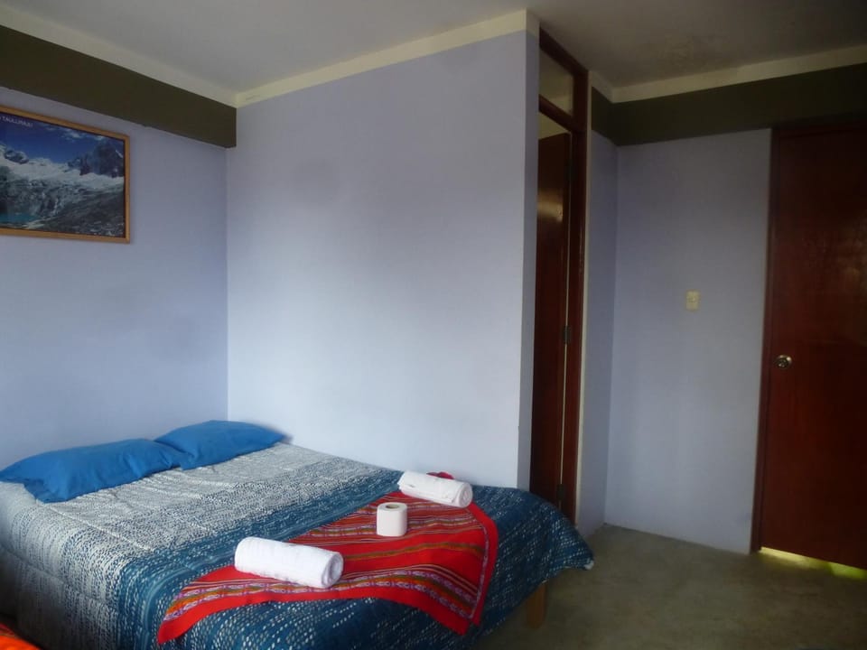 Bed, Photo of the whole room, Quiet street view, towels