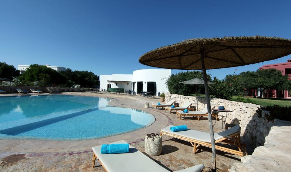 Day, Natural landscape, Lounge or bar, Swimming pool, sunbed