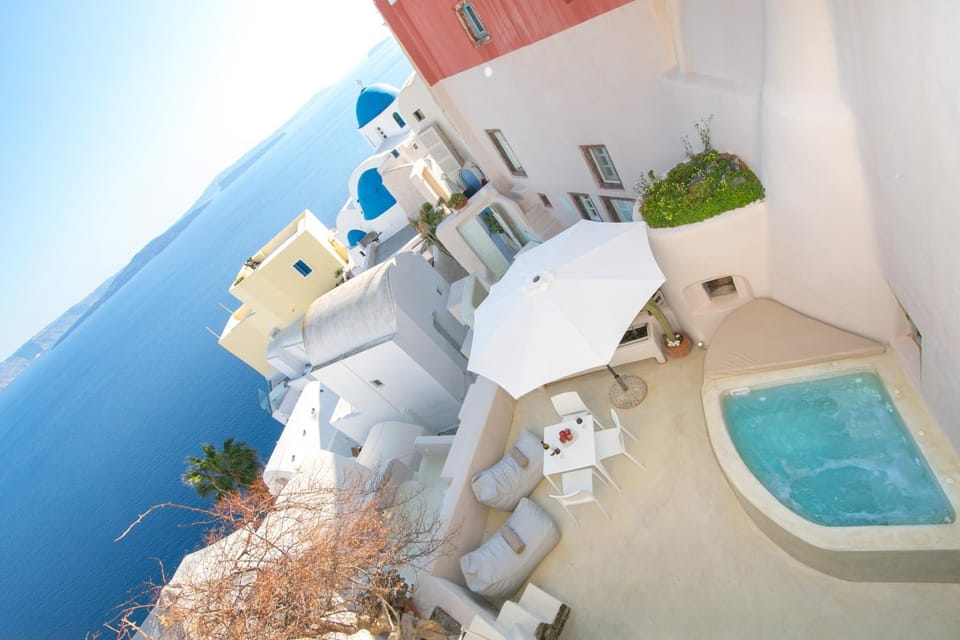 Opsis Cave House Apartment in Oia