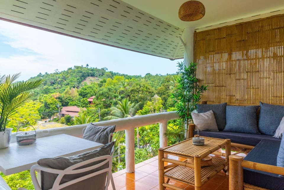 Natural landscape, Balcony/Terrace, Seating area, Dining area