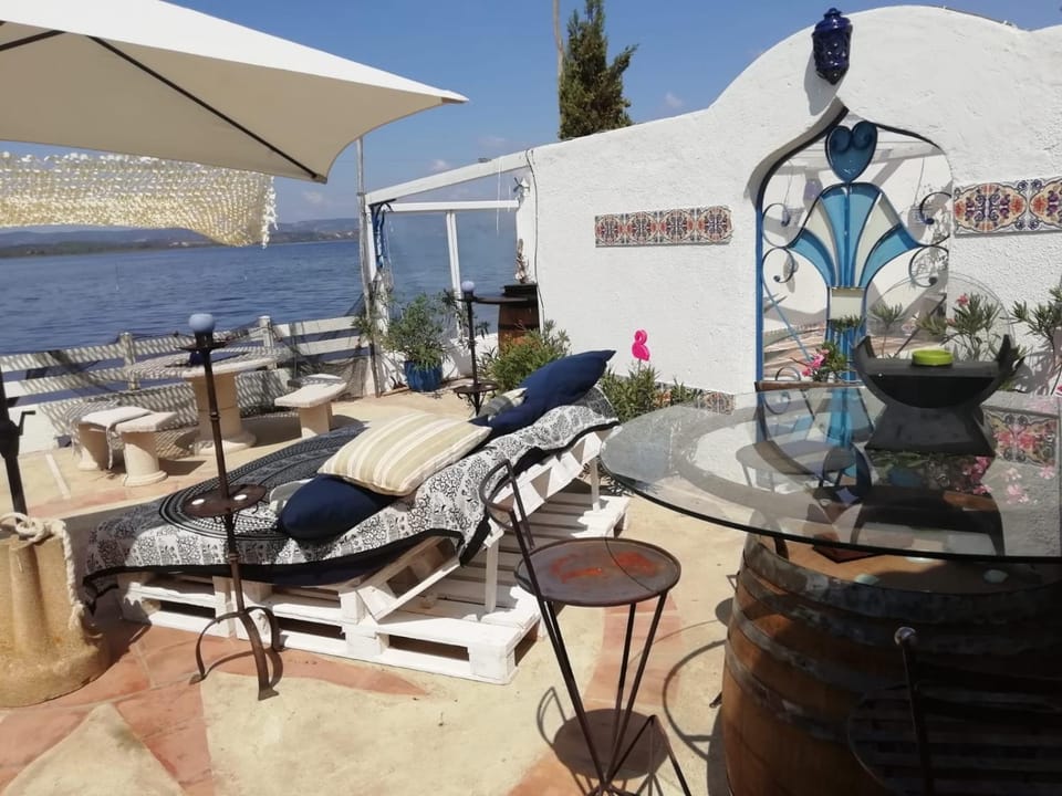 Nearby landmark, Spring, Bed, Day, BBQ facilities, Garden, Balcony/Terrace, Other, Decorative detail, Decorative detail, Animals, On site, Lake view, Lake view, Landmark view