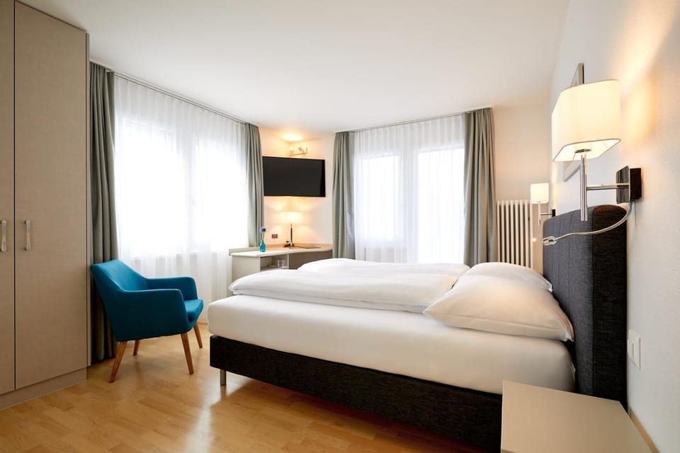 Bed, TV and multimedia, Balcony/Terrace, Photo of the whole room, Bedroom, Lake view, Mountain view