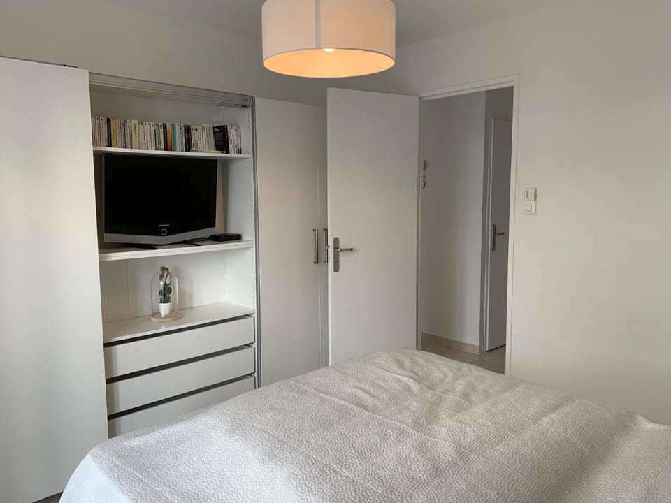 Bed, TV and multimedia, Photo of the whole room, Bedroom