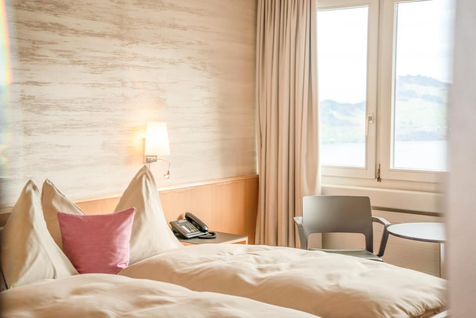 Photo of the whole room, Bedroom, Lake view, furniture