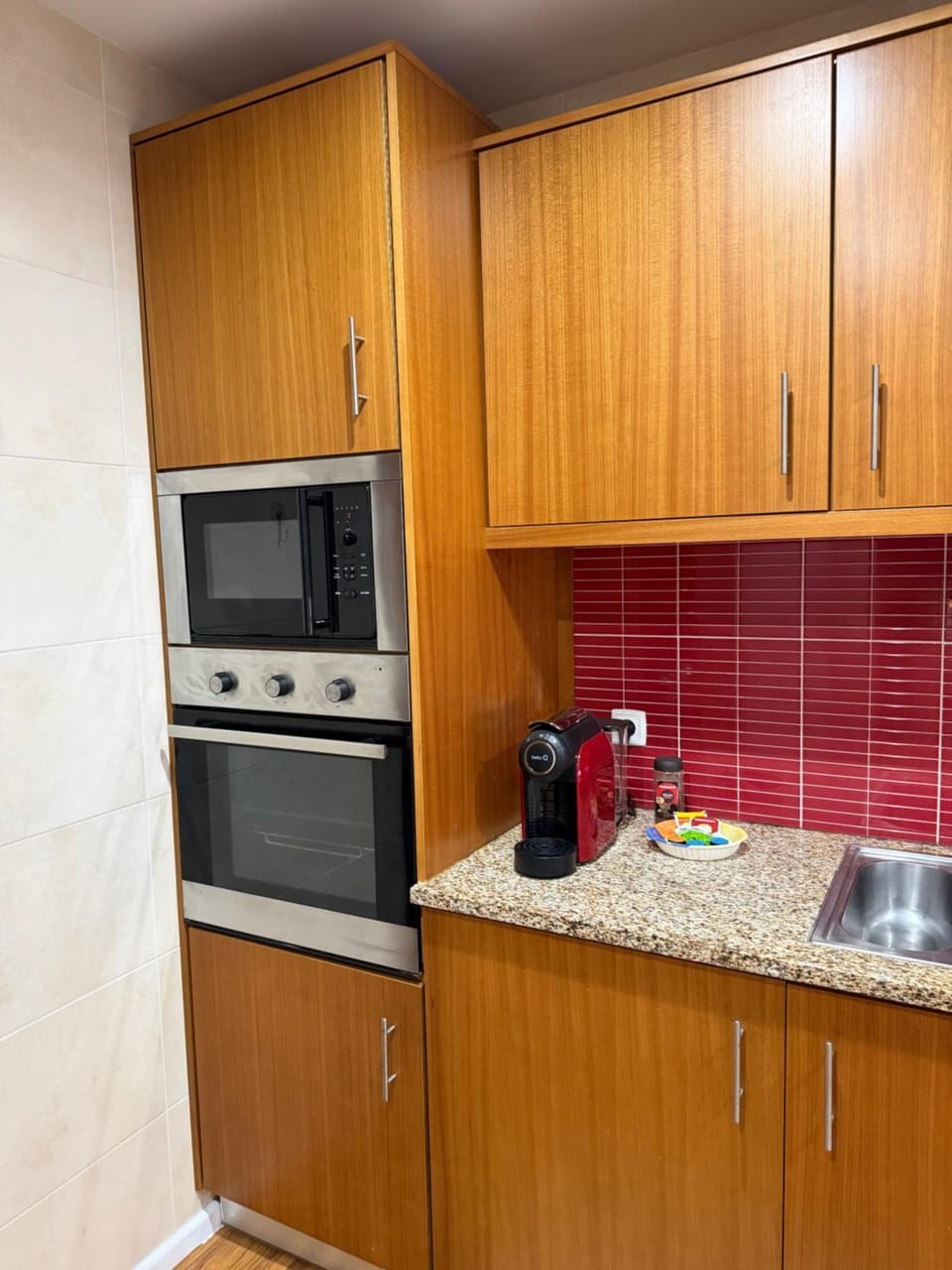 Coffee/tea facilities, Kitchen or kitchenette, dishwasher, oven