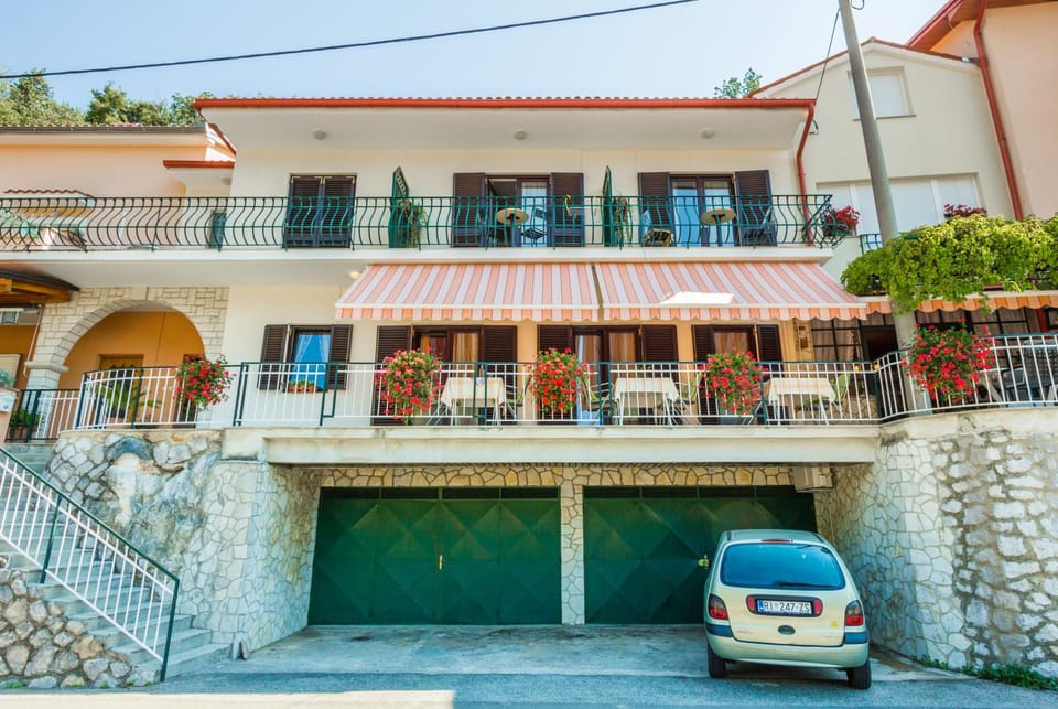 Property building, Facade/entrance, Off site, Day, Neighbourhood, Summer, Balcony/Terrace