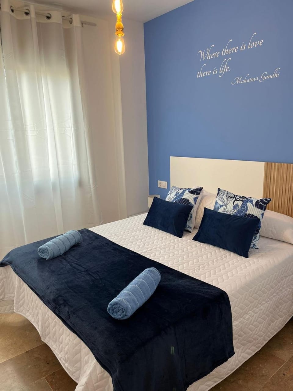 Photo of the whole room, Bedroom