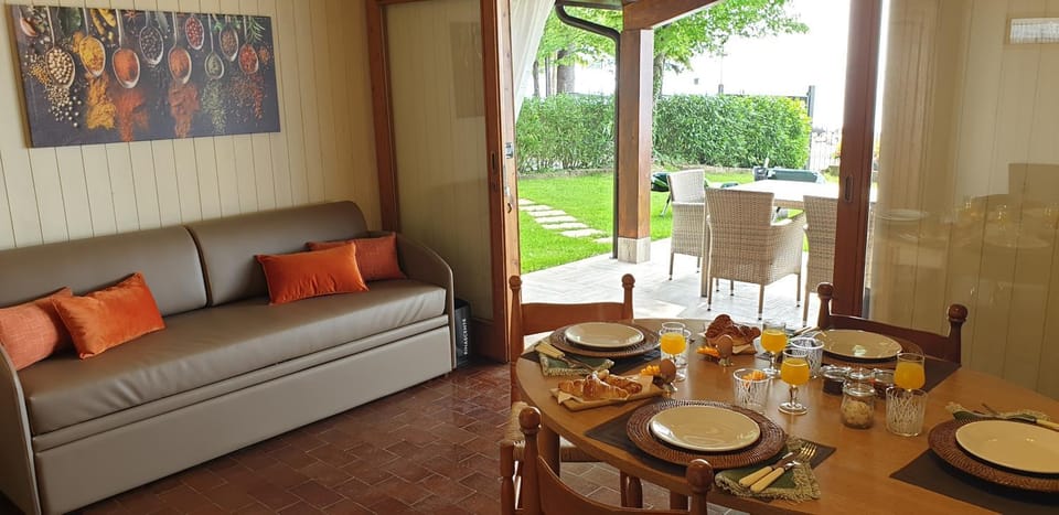 Patio, Garden, Living room, Food and drinks, Seating area, Dining area, Food, Garden view