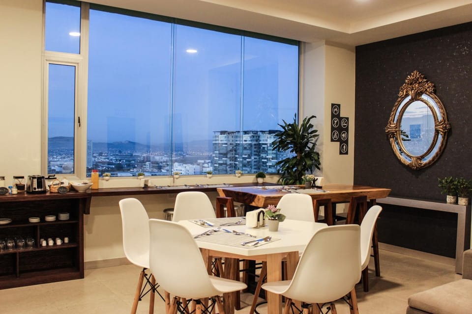 Coffee/tea facilities, Lobby or reception, Food and drinks, Banquet/Function facilities, Seating area, Dining area, On site