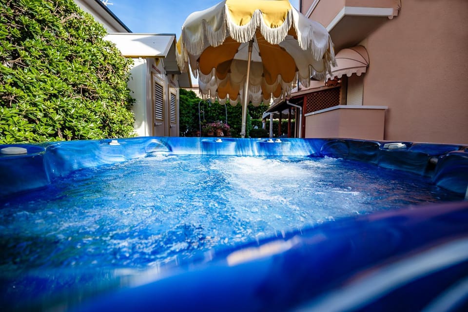 Hot Tub, Area and facilities