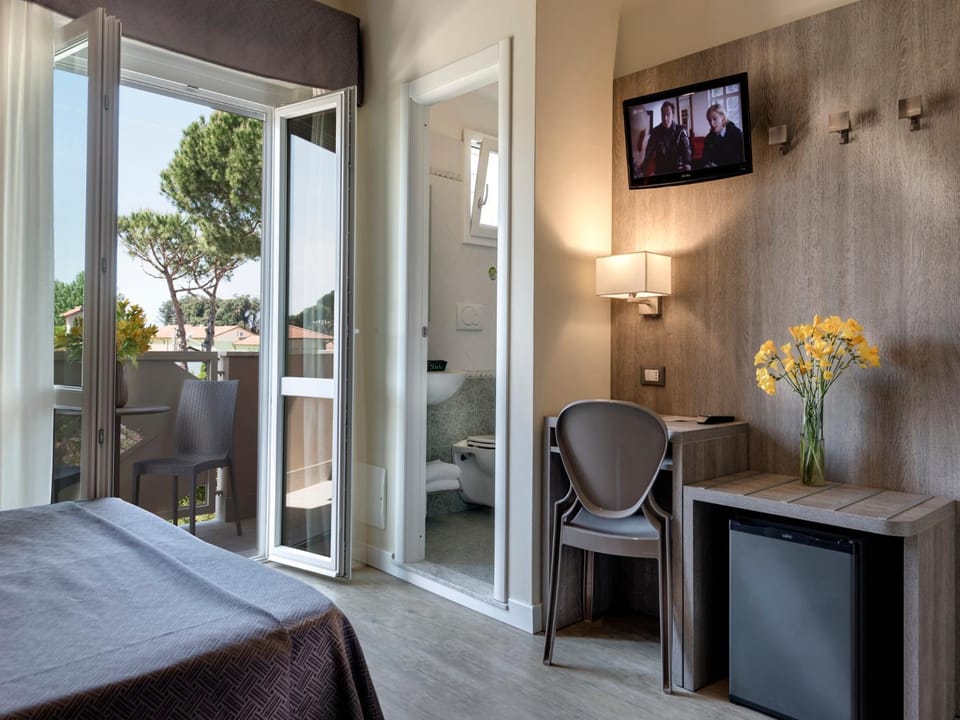 TV and multimedia, Balcony/Terrace, Photo of the whole room, Bedroom