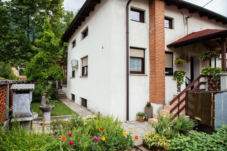 Property building, Patio, Facade/entrance, Garden