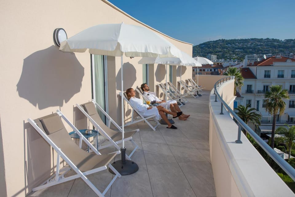 Patio, Solarium, Spa and wellness centre/facilities, City view
