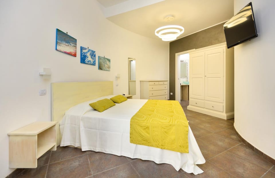 Bed, TV and multimedia, Photo of the whole room, Bedroom