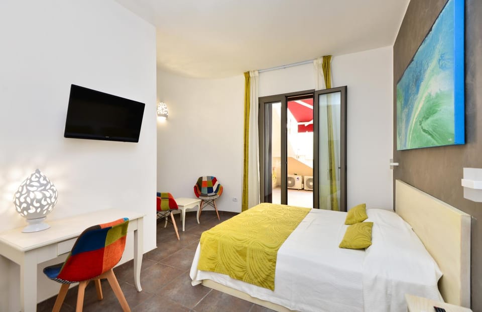 Bed, TV and multimedia, Photo of the whole room, Bedroom