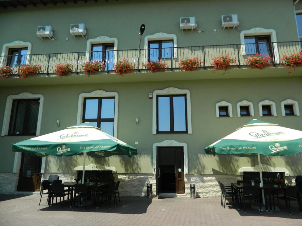Restaurant/places to eat, Balcony/Terrace