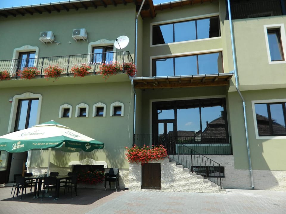 Restaurant/places to eat, Balcony/Terrace