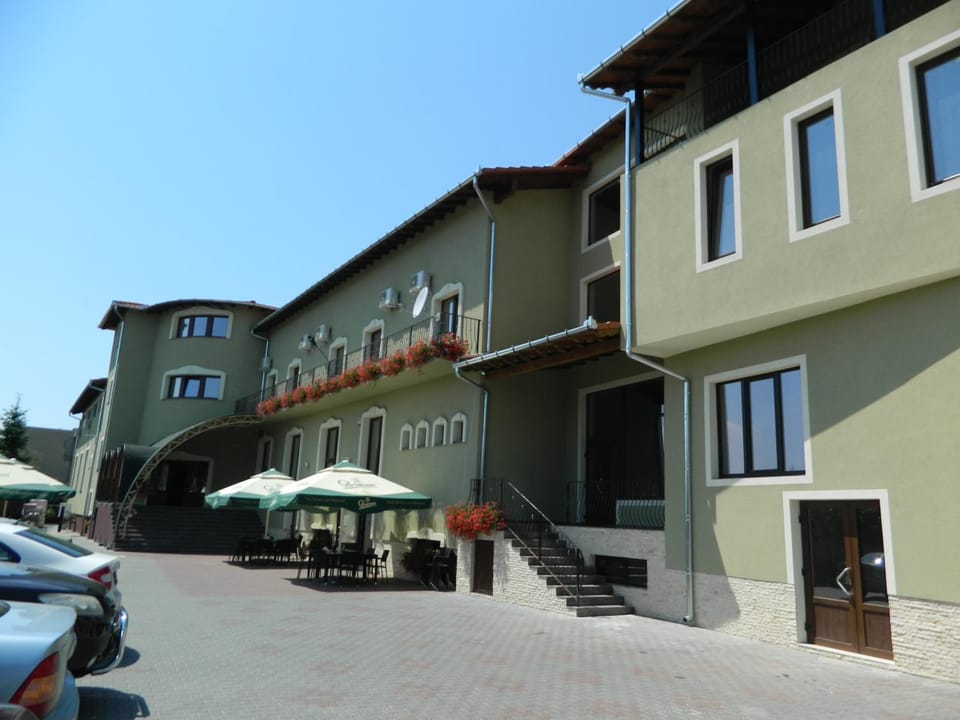 Restaurant/places to eat, Balcony/Terrace