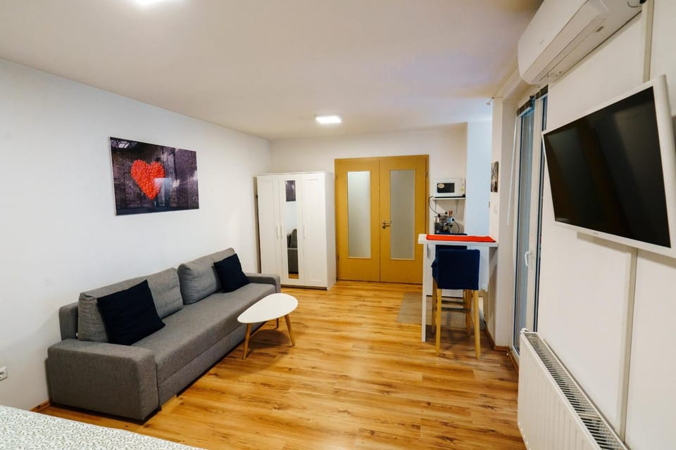 TV and multimedia, Seating area, Dining area