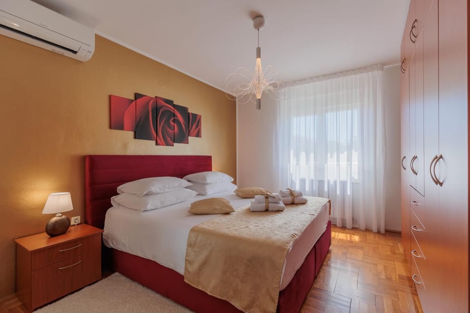 Bed, Photo of the whole room, Bedroom, wardrobe, air conditioner
