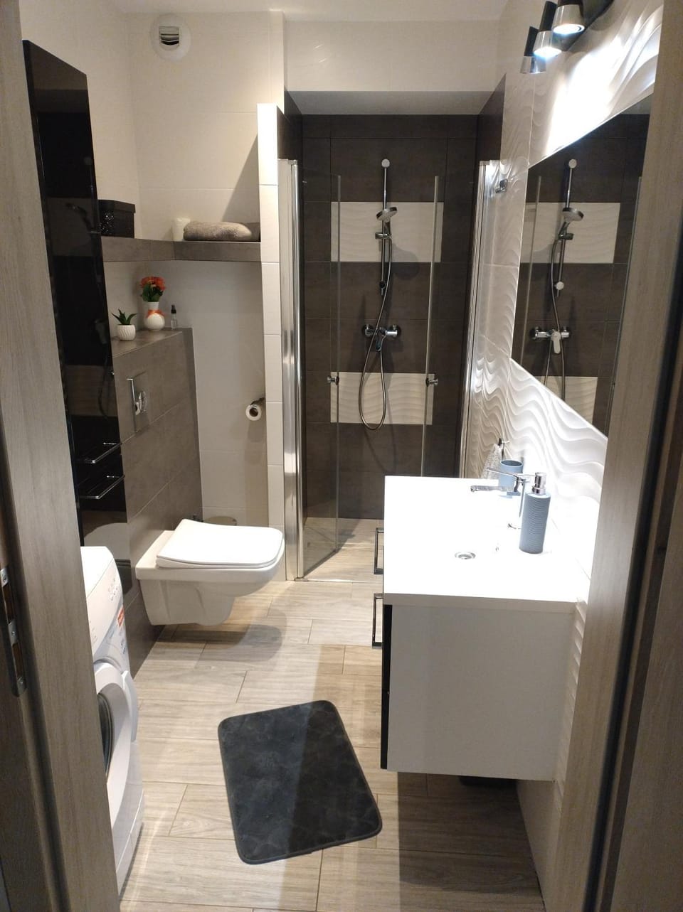 Shower, Bathroom, towels, washing machine