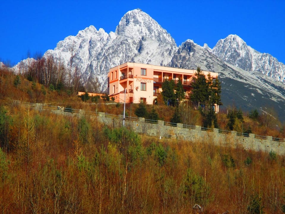 Nearby landmark, Facade/entrance, Natural landscape