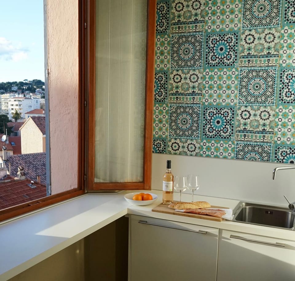 Kitchen or kitchenette, City view