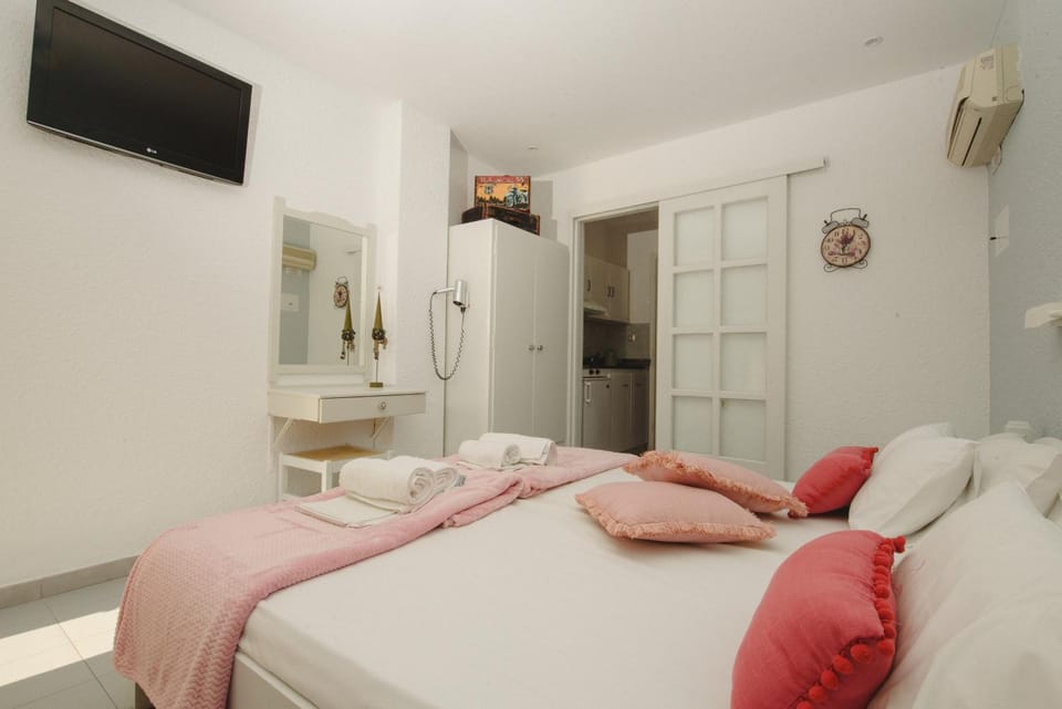 Bed, TV and multimedia, Bedroom, towels, wardrobe, air conditioner