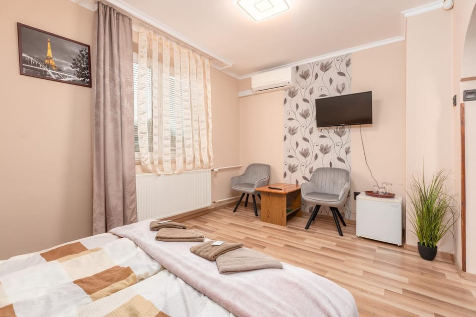 Bed, TV and multimedia, Photo of the whole room, Bedroom, air conditioner