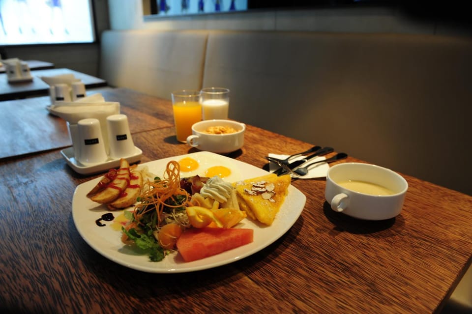 Restaurant/places to eat, American breakfast