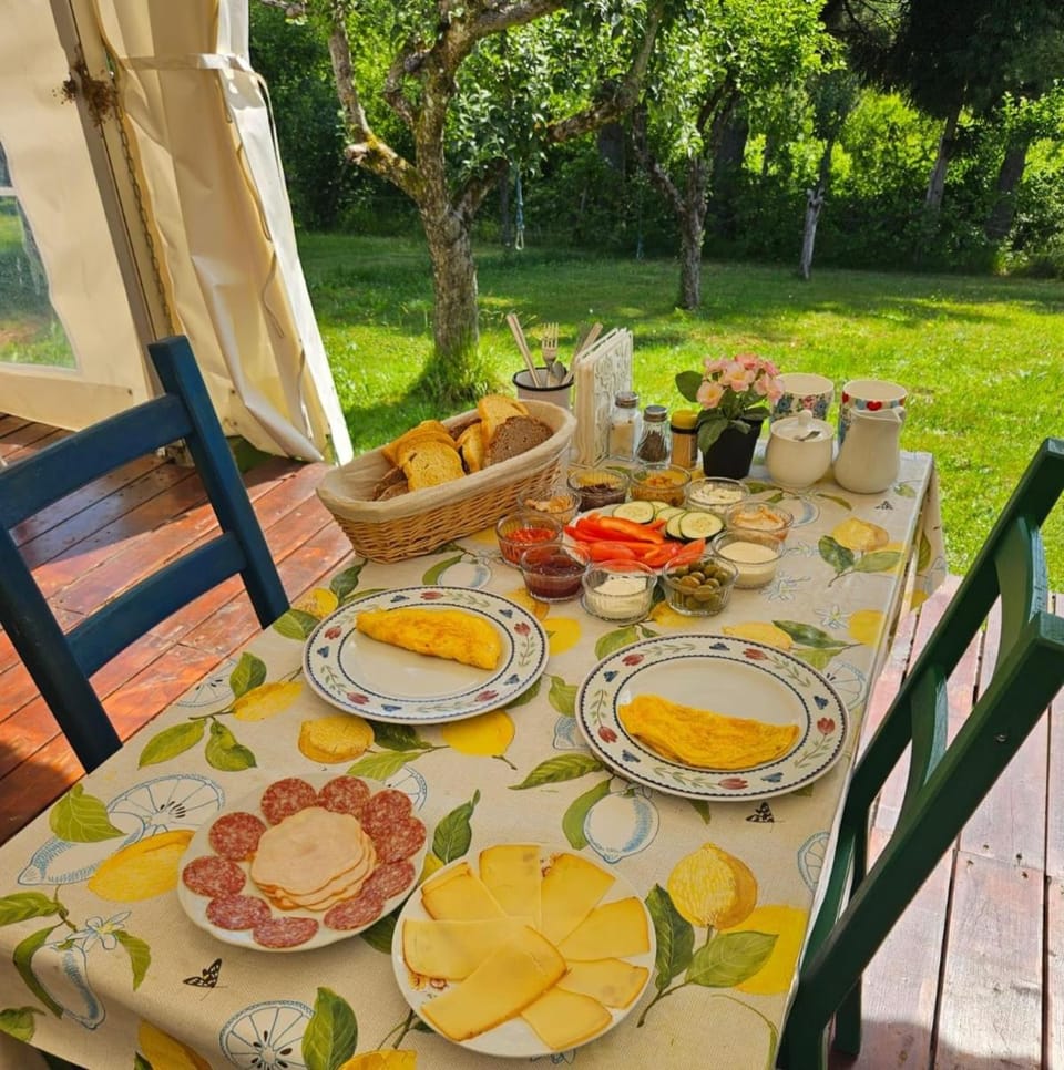 Food and drinks, Dining area, Food, Breakfast, Continental breakfast