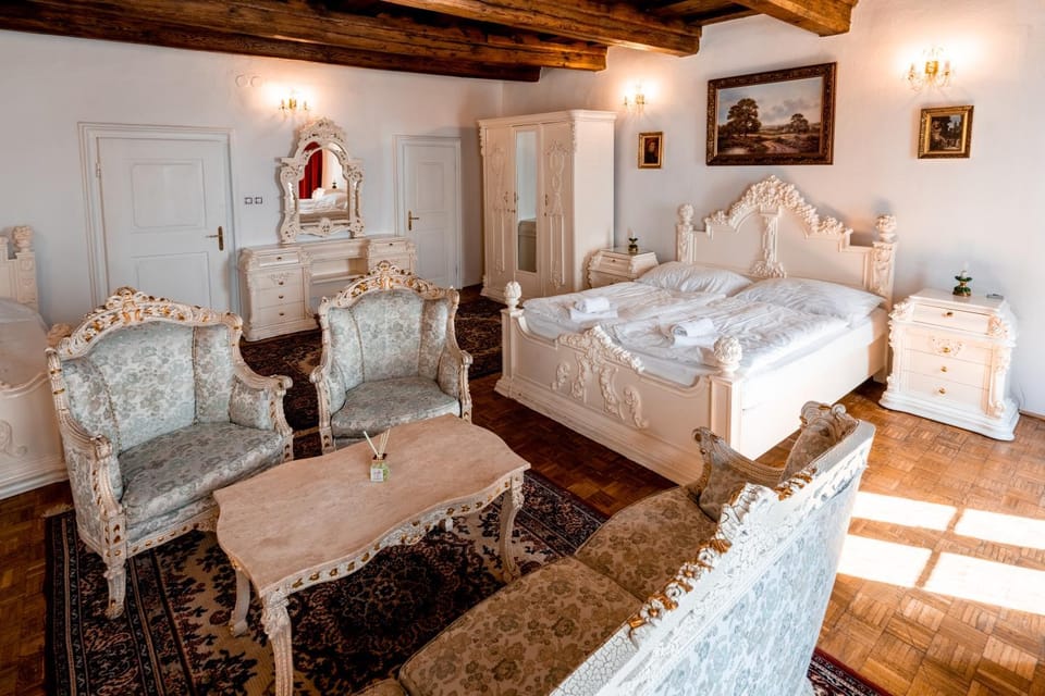 Bed, Living room, Photo of the whole room, Seating area, Bedroom