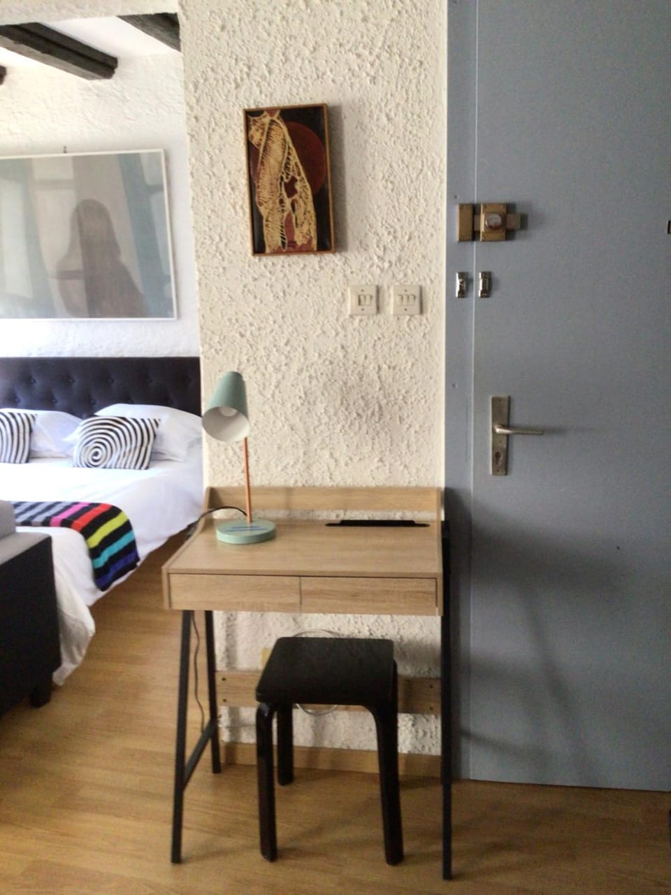 Photo of the whole room, hair dresser