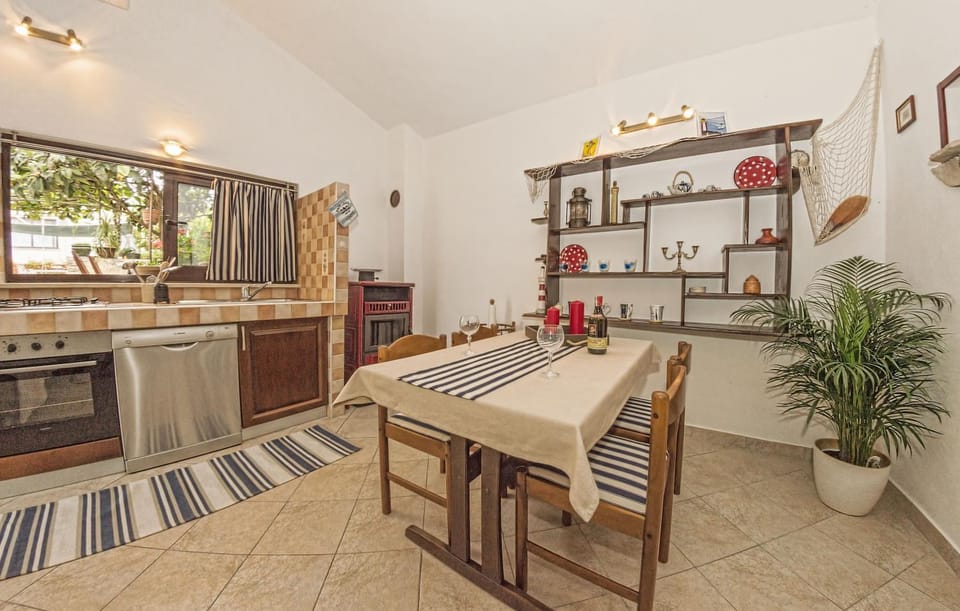 Kitchen or kitchenette, Seating area, Dining area, Communal kitchen