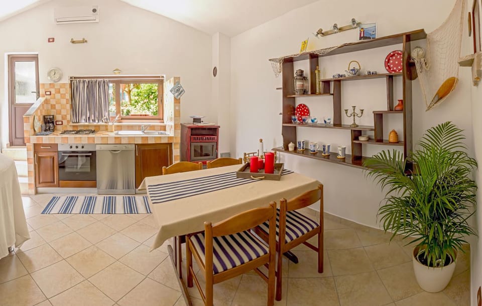 Kitchen or kitchenette, Seating area, Dining area, Communal kitchen