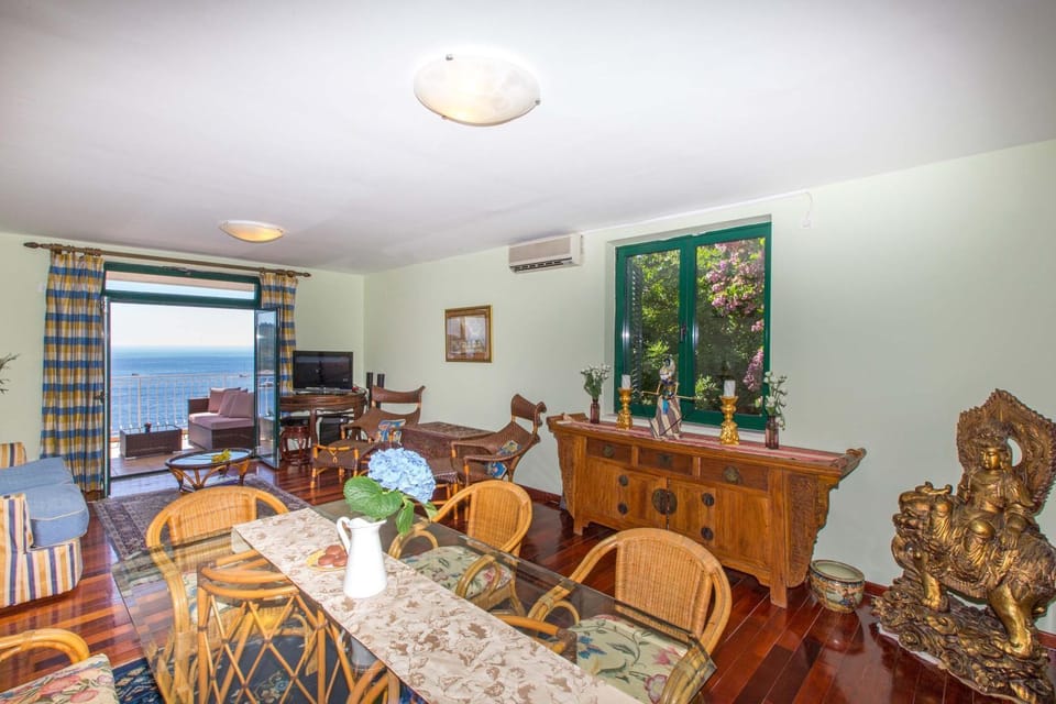 Living room, Decorative detail, City view, Landmark view, Sea view
