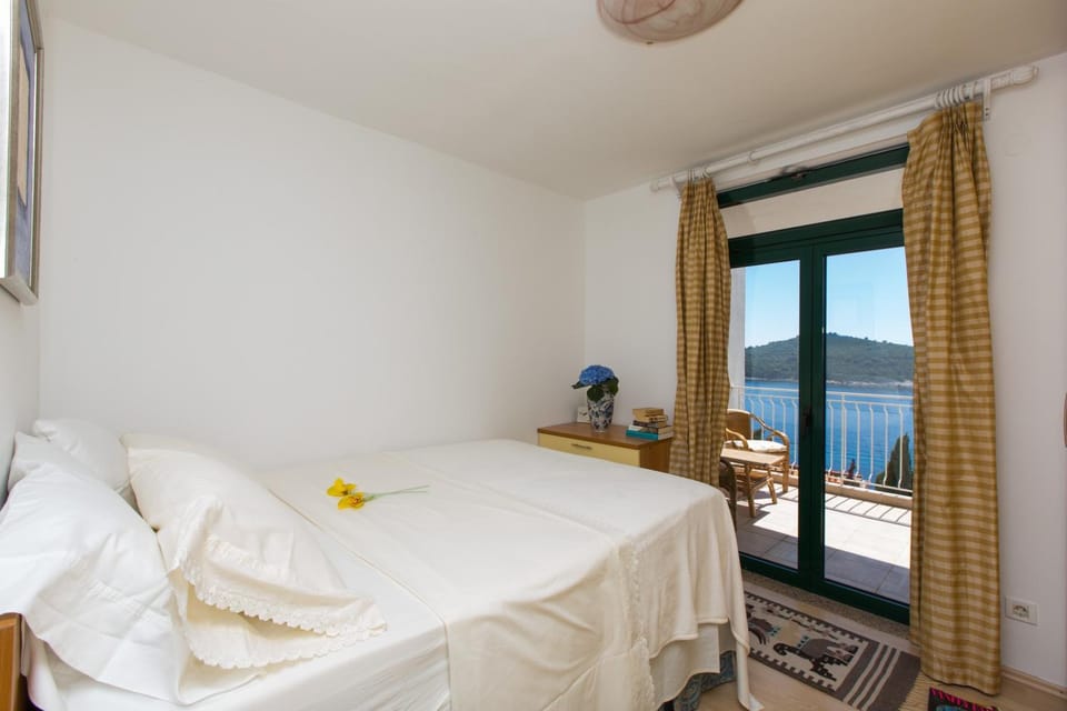 Bedroom, City view, Landmark view, Sea view