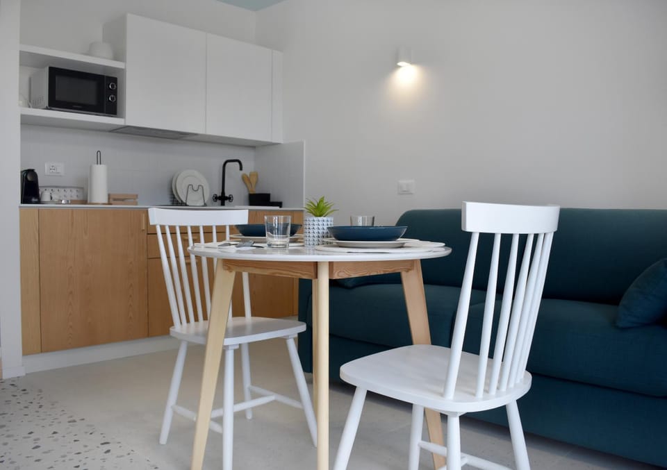 Coffee/tea facilities, Kitchen or kitchenette, Living room, Seating area, Dining area, minibar, stove