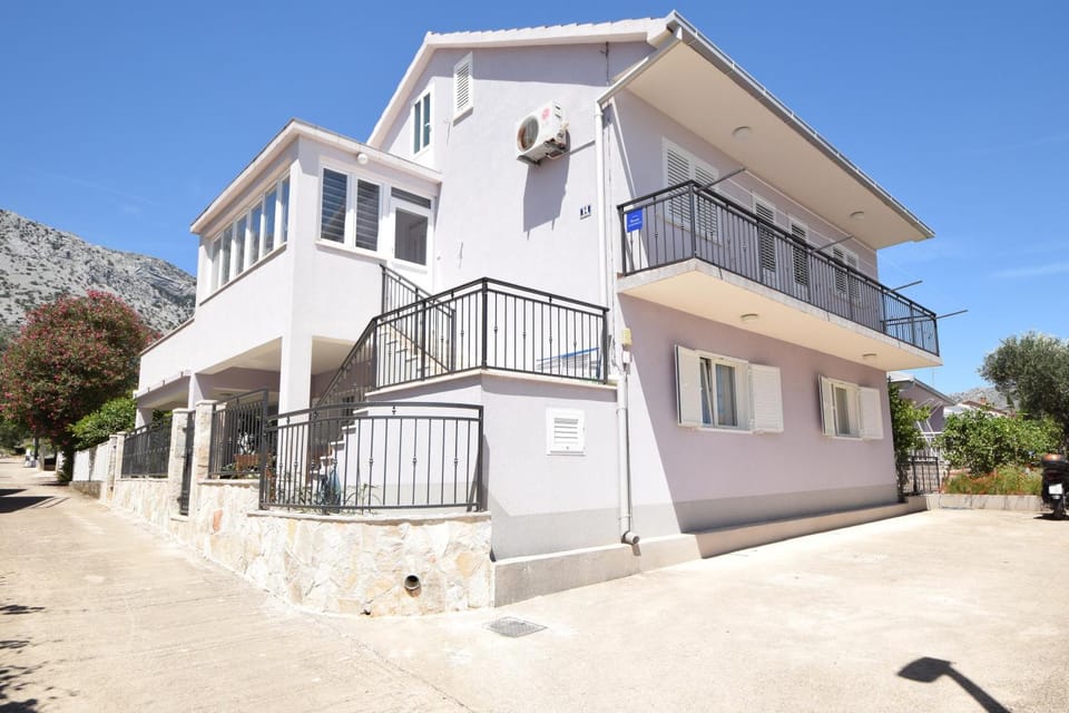 Property building, Garden view, Mountain view, Parking