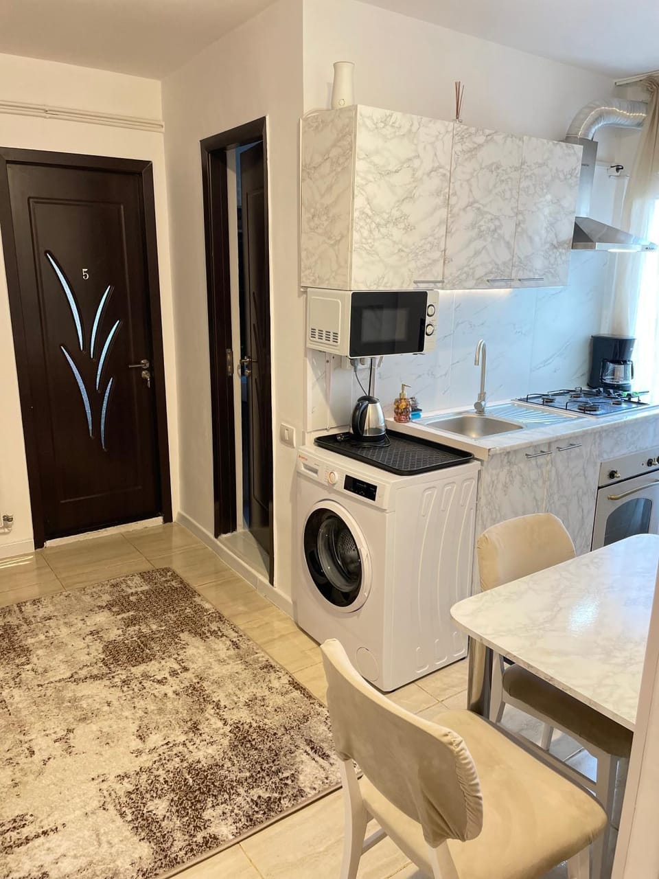 Kitchen or kitchenette, Photo of the whole room, Floor plan, microwave, trouser press