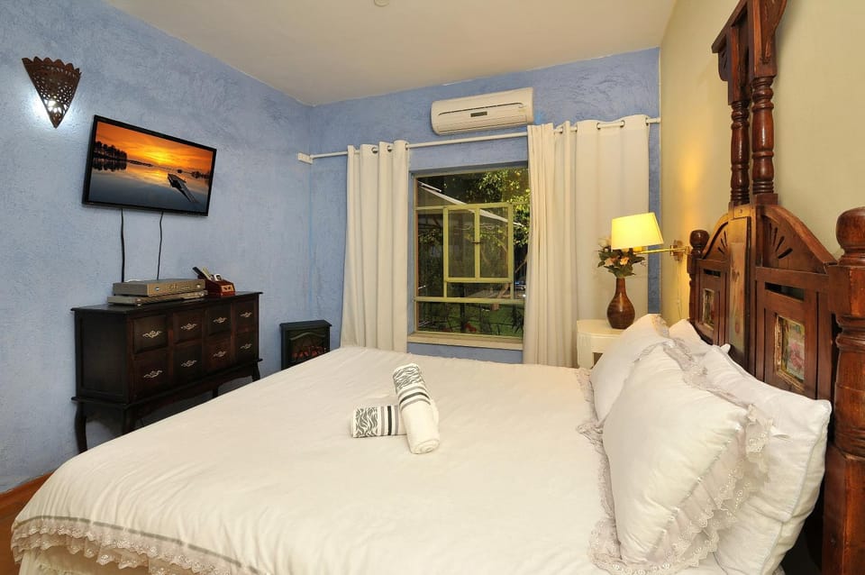 Bed, TV and multimedia, Photo of the whole room, Bedroom, Garden view, Pool view