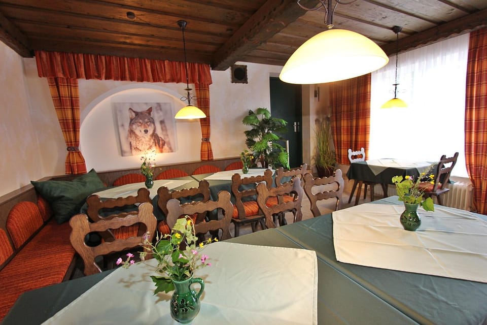 Living room, Food and drinks, Dining area, Drinks