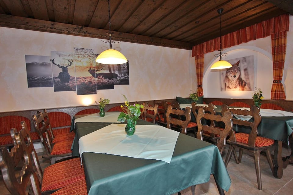Restaurant/places to eat, Food and drinks, Dining area