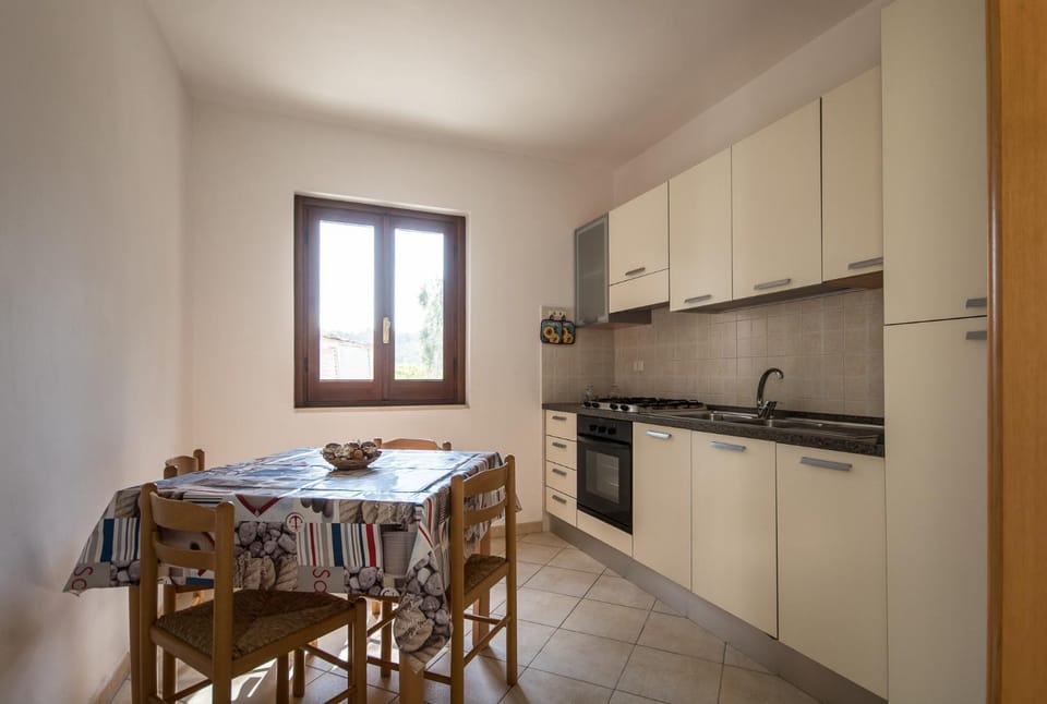 Kitchen or kitchenette, Dining area, stove