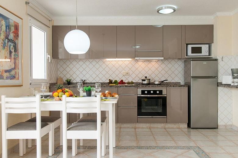 Kitchen or kitchenette, Dining area