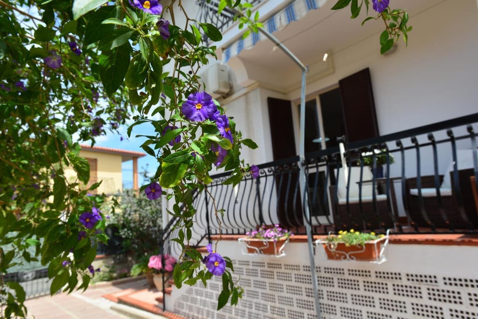 Facade/entrance, Balcony/Terrace