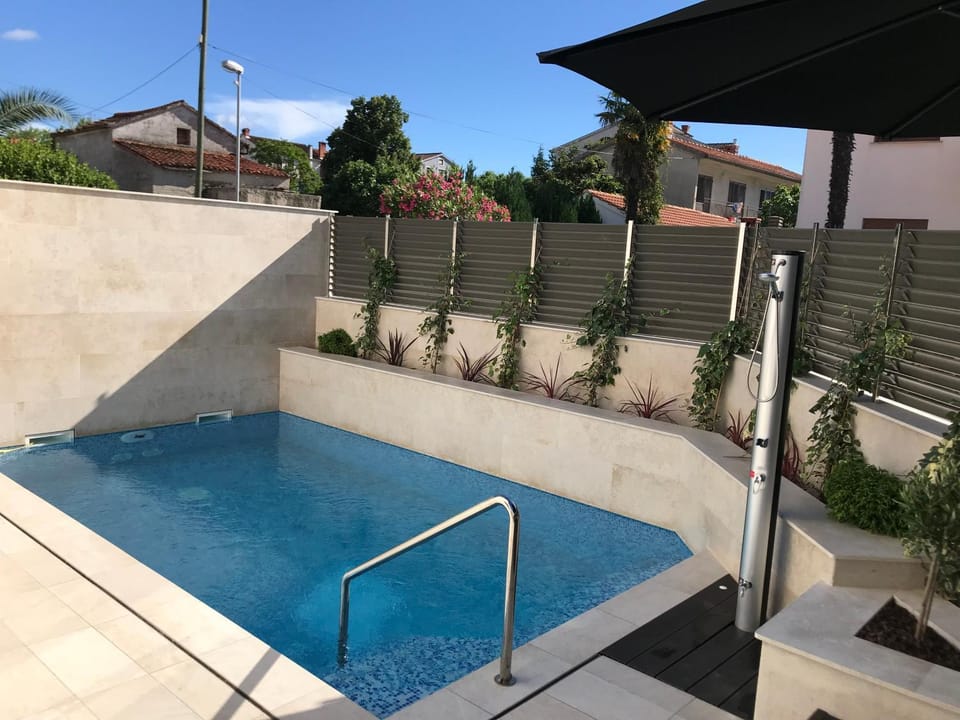 Swimming pool, Swimming pool