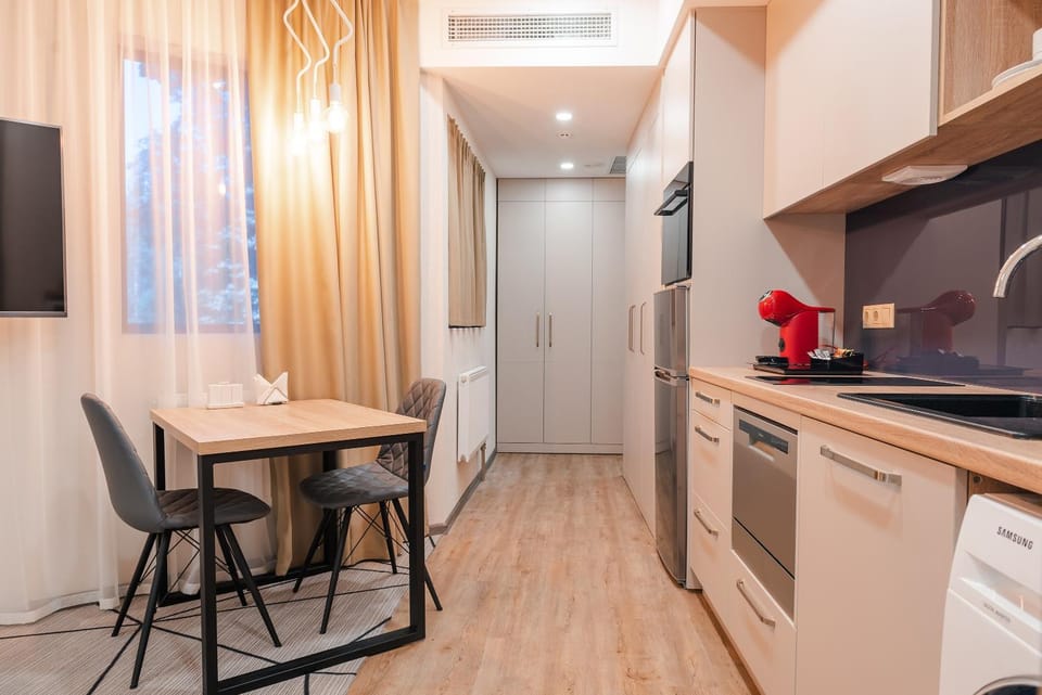 Kitchen or kitchenette, Dining area